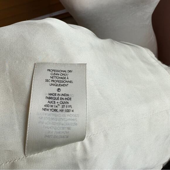 Alice + Olivia Esme Embroidered 100% Linen Cropped Jacket. Like New. - Picture 13 of 15